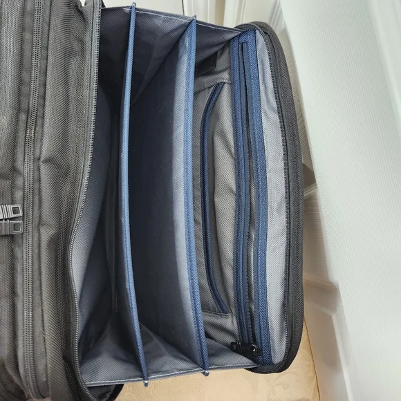 Tumi Expandable Briefcase Laptop Messenger Bag Black - Picture 9 of 16